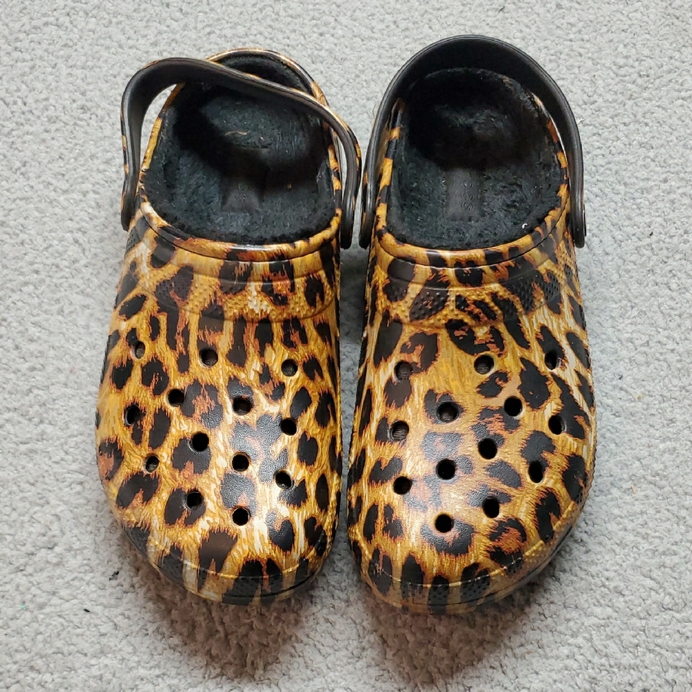 CROCS Kids Leopard Pattern Slippers - image 5